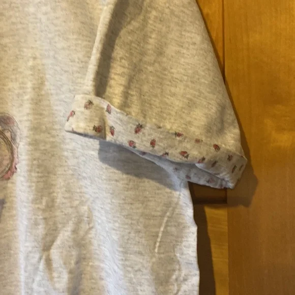 Gray T-shirt with strawberry design - Picture 3 of 4